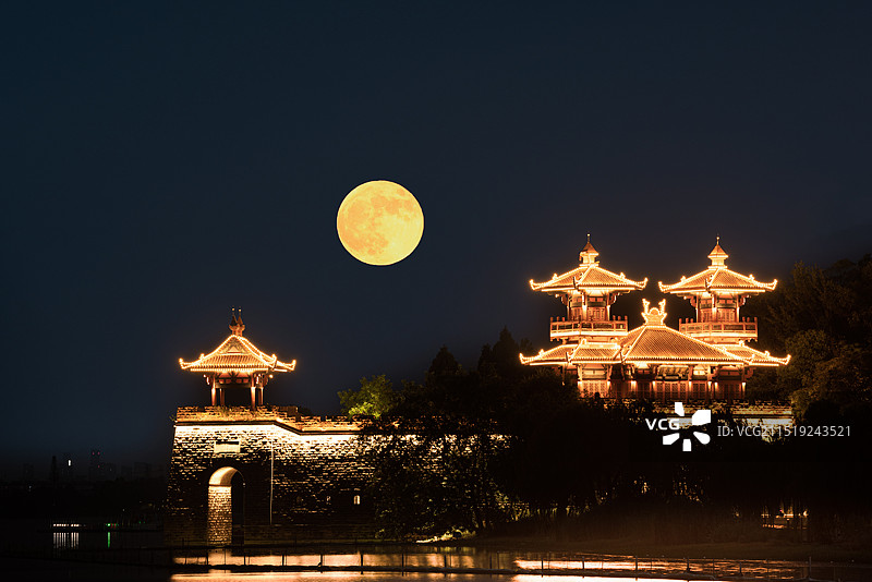 中国湖北武汉东湖磨山楚城悬月图片素材