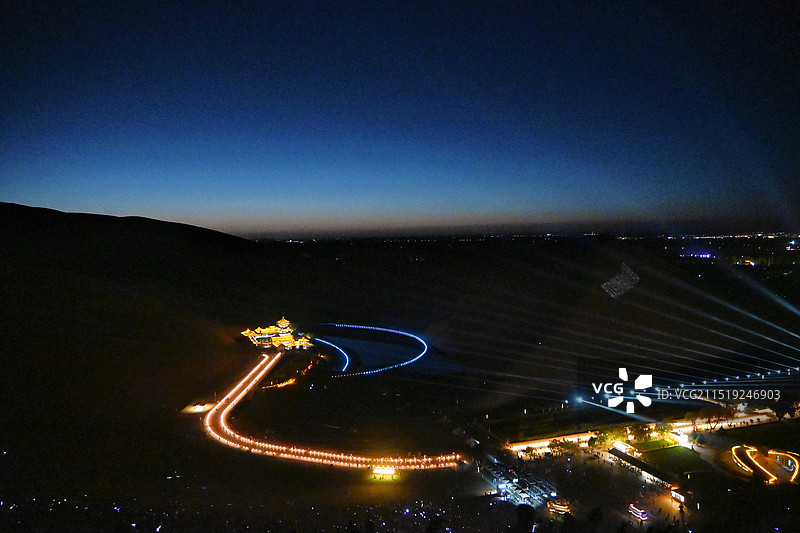 夜魅月牙泉图片素材