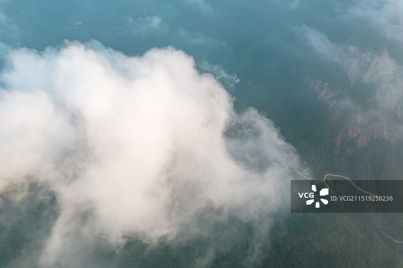 无人机航拍穿云自然风光高视角图片素材