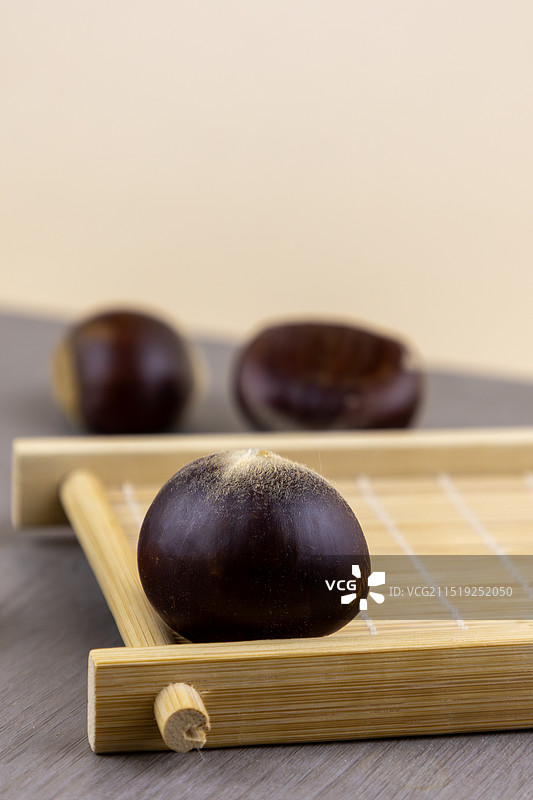 新鲜板栗的特写镜头图片素材