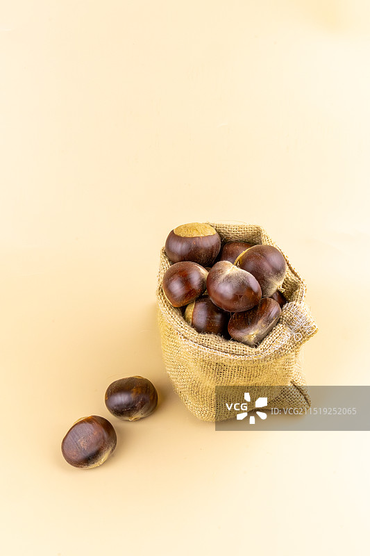 新鲜板栗的特写镜头图片素材