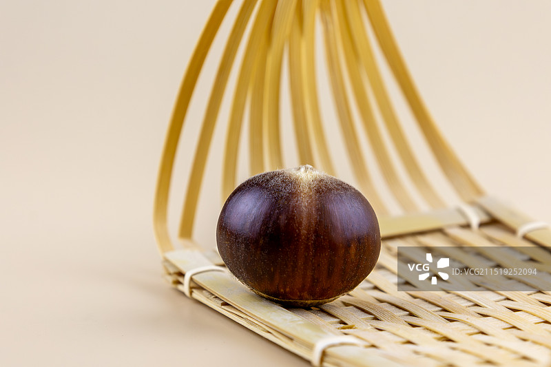 新鲜板栗的特写镜头图片素材