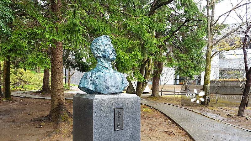 日本宫城县仙台市，日本东北大学校园中的鲁迅先生的纪念雕塑图片素材