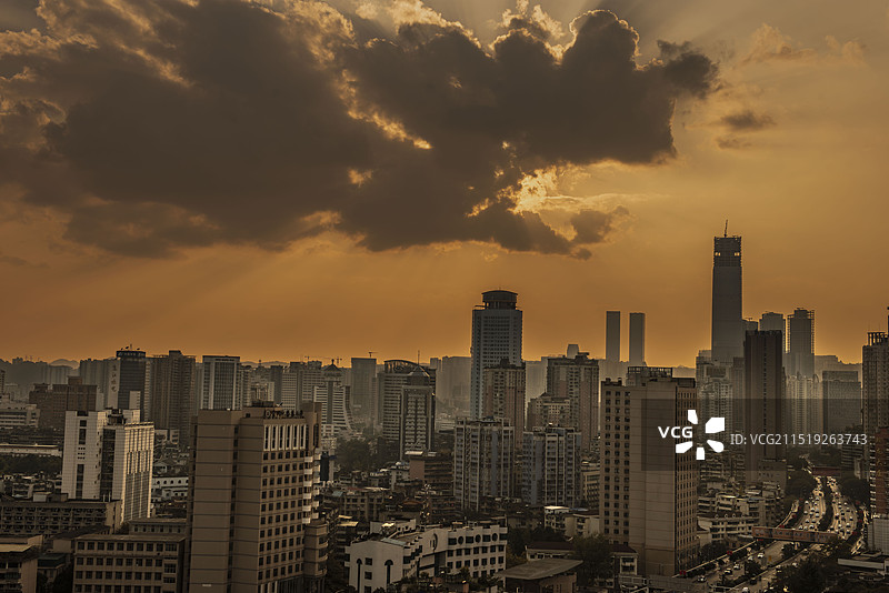 贵阳-东山寺俯瞰贵阳城黄昏日落-丁达尔景象图片素材