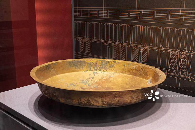江苏徐州博物馆历史文物展品 西汉 鎏金 铜盘图片素材