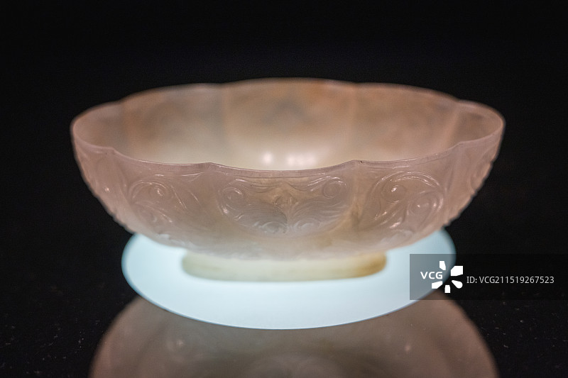 白玉忍冬纹八曲长杯（唐）陕西历史博物馆藏 大唐遗宝——何家村窖藏出土文物展图片素材