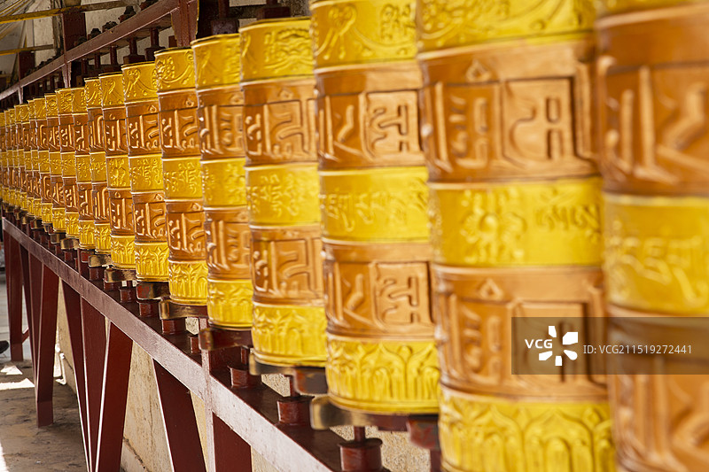 西藏拉萨大昭寺的藏传佛教转经筒图片素材