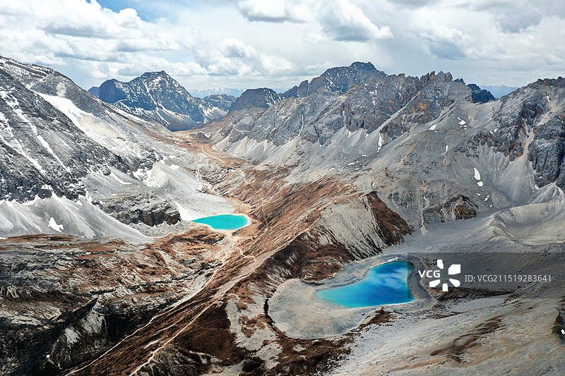 雪山上的姊妹湖图片素材