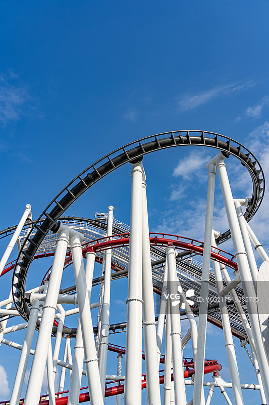 蓝天白云下的新加坡环球影城过山车轨道特写图片素材