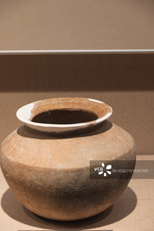 江苏徐州博物馆历史文物展品 西周时期 陶罐图片素材