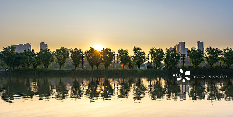 临汾汾河公园长堤 日出清晨城市风光图片素材