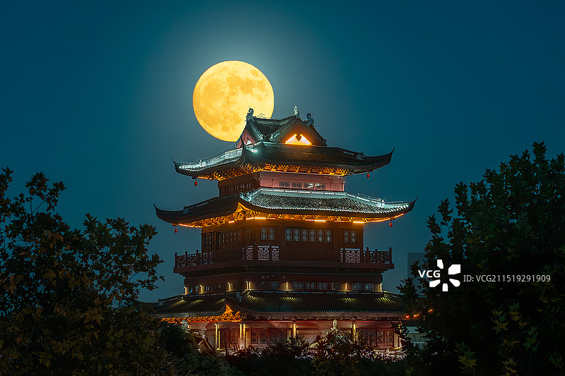 南浔古镇垂虹阁月升图片素材