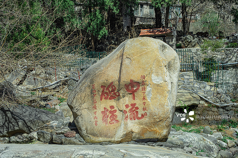 中国非都市风光拍摄主题，山东泰安国内著名景点泰山风景区，中流砥柱古老的石碑雕刻，户外白昼无人图像摄影图片素材
