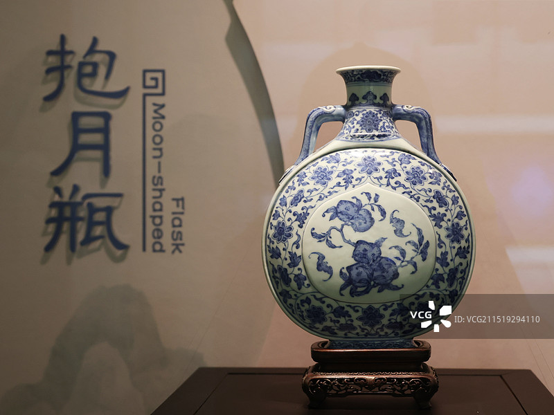 大运河博物馆-青花福寿纹如意耳抱月瓶（清道光）图片素材