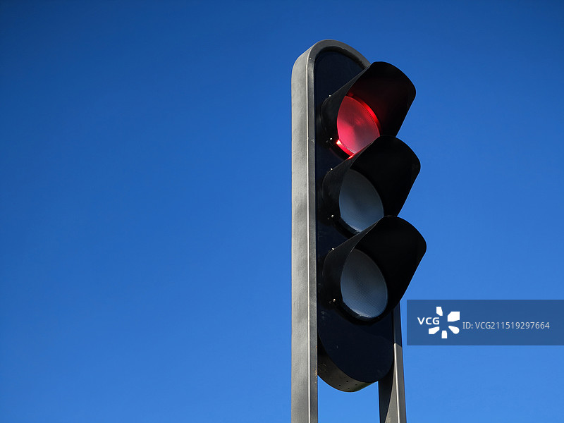 十字路口交通信号灯警示灯红绿灯图片素材