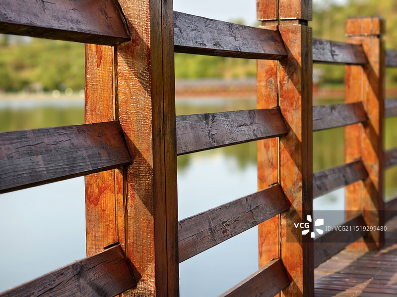 夏天下午公园湖边的木栏杆图片素材