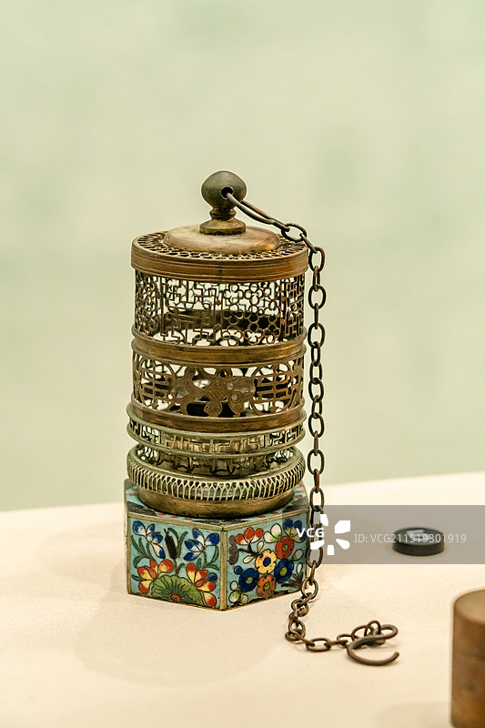清代掐丝珐琅座铜镂空团“寿”纹烟灯；鸦片战争博物馆藏图片素材