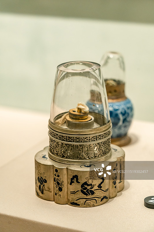 清代白铜刻花填彩鸦片烟灯；鸦片战争博物馆藏图片素材
