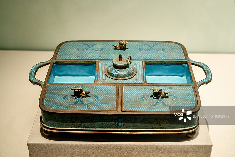 20世纪掐丝洋花卉纹铜胎珐琅鸦片烟具；鸦片战争博物馆藏图片素材