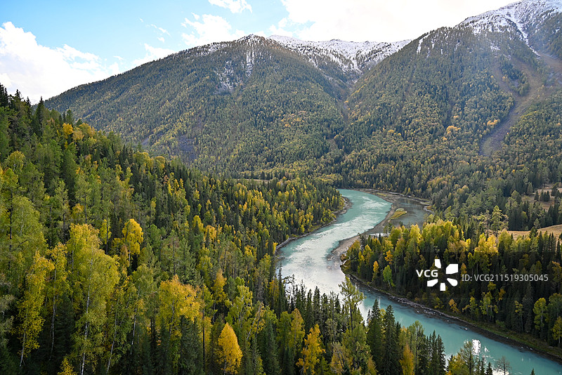 秋天的喀纳斯月亮湾 太阳带来的光影变化图片素材