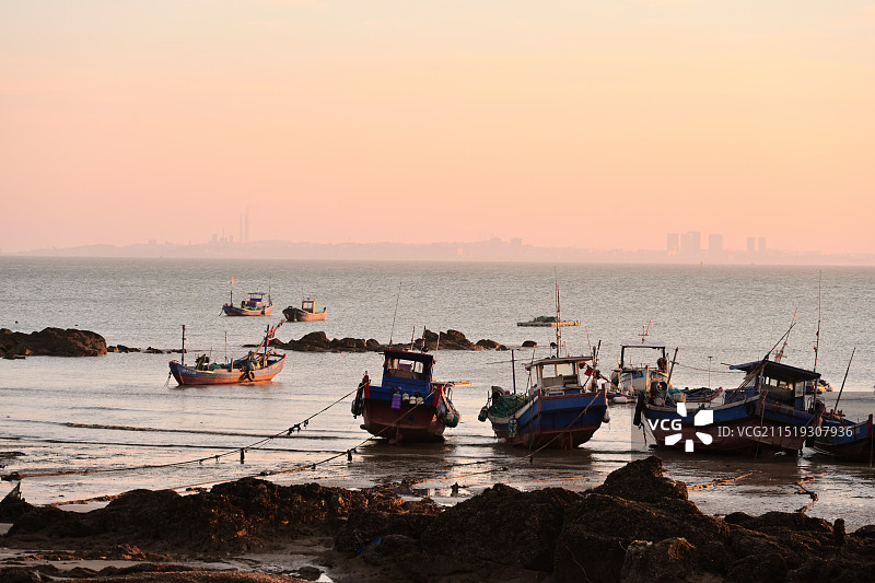 惠安海边日落火烧云和渔船图片素材