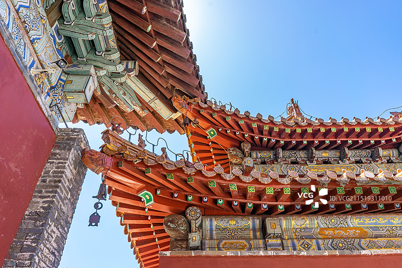 中国非都市风光拍摄主题，山东泰安市国内著名景点泰山风景区，碧霞祠寺庙里成一排的五脊六兽雕塑图片素材