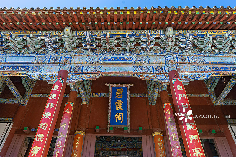 中国非都市风光拍摄主题，山东省泰安市国内著名景点泰山风景区，拍摄碧霞祠宫殿门口的城楼图片素材