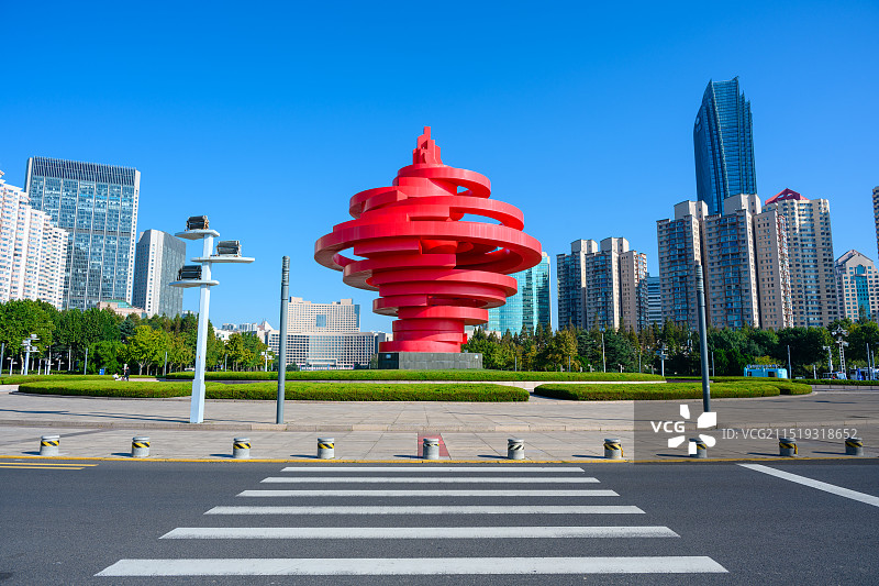 中国山东省青岛CBD五四广场五月的风雕塑城市天际线图片素材
