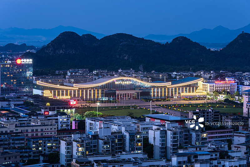 广西壮族自治区桂林甲天下会展中心夜景图片素材