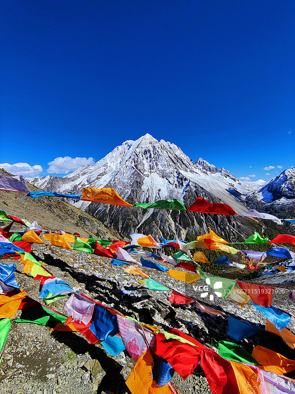 秋季蓝天白云下的亚拉雪山和经幡图片素材
