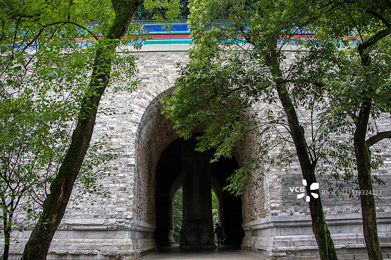 南京钟山风景区明孝陵墙和拱门树木图片素材