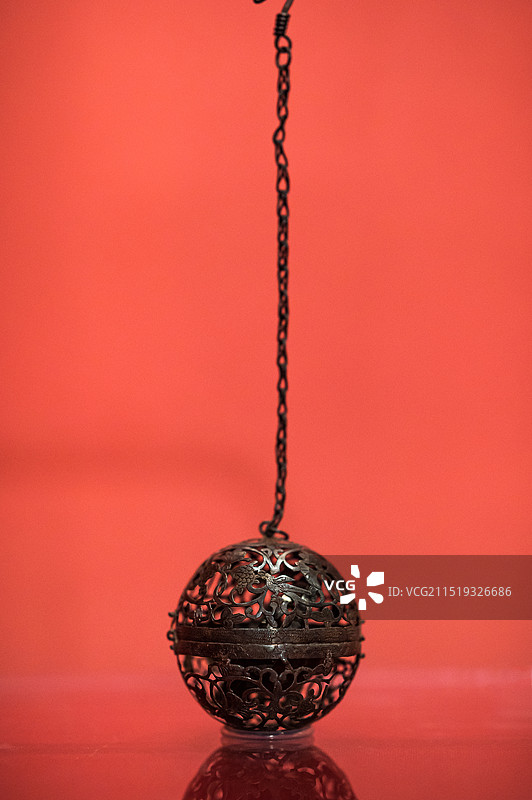 镂空缠枝纹银香囊图片素材