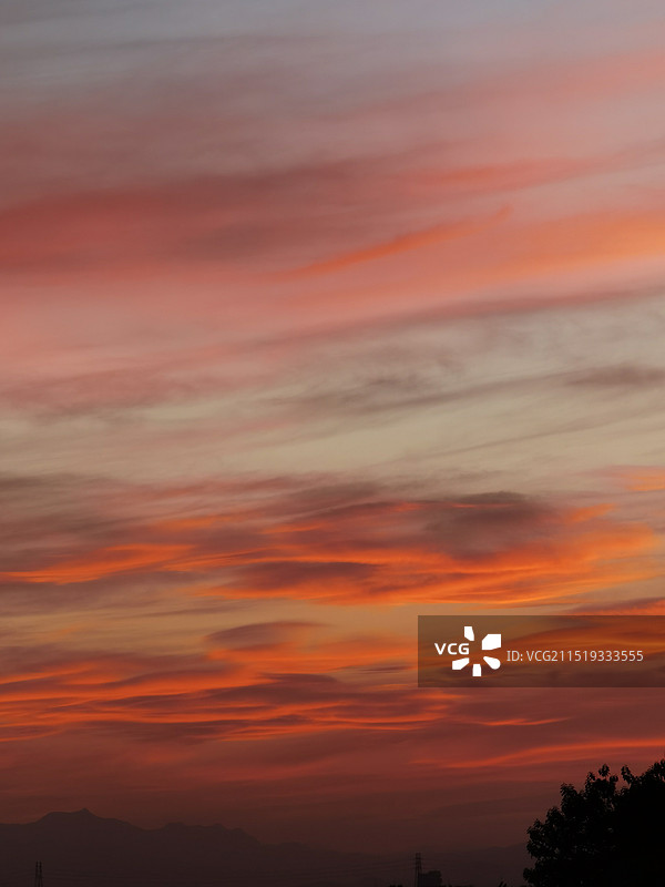 绝美的晚霞和远山图片素材