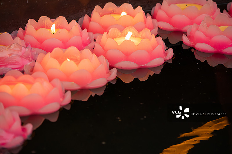 南京夫子庙景区水上莲花蜡烛花灯图片素材