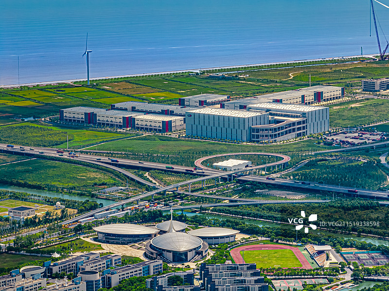 航拍临港物流园多层仓库 东海大桥海港大道匝道 东海之滨的产业新城 洋山特殊综合保税区物流产业园图片素材