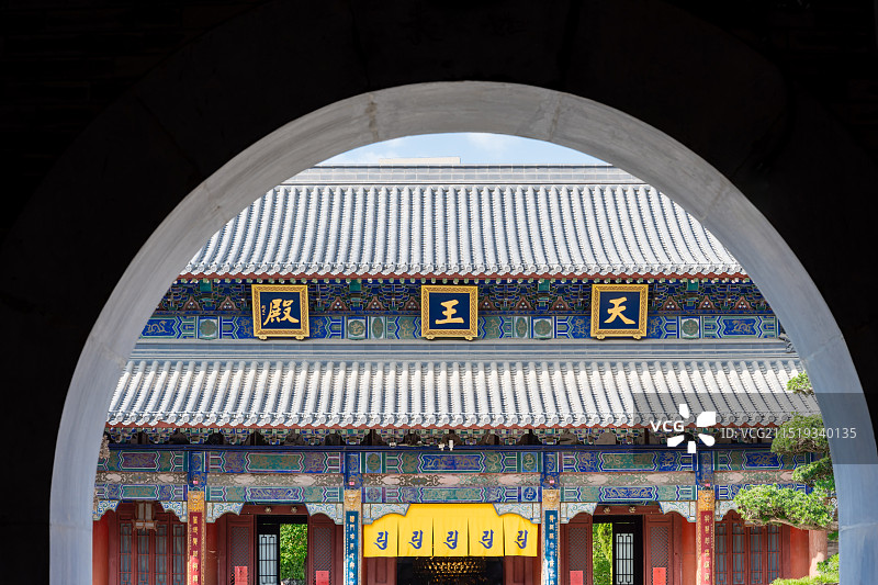 西安大兴善寺内的天王殿，首要位置是用来供奉弥勒佛的，而四大天王分别供奉在大殿的东西两侧图片素材