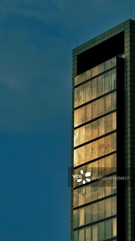 大楼映射霞光图图片素材