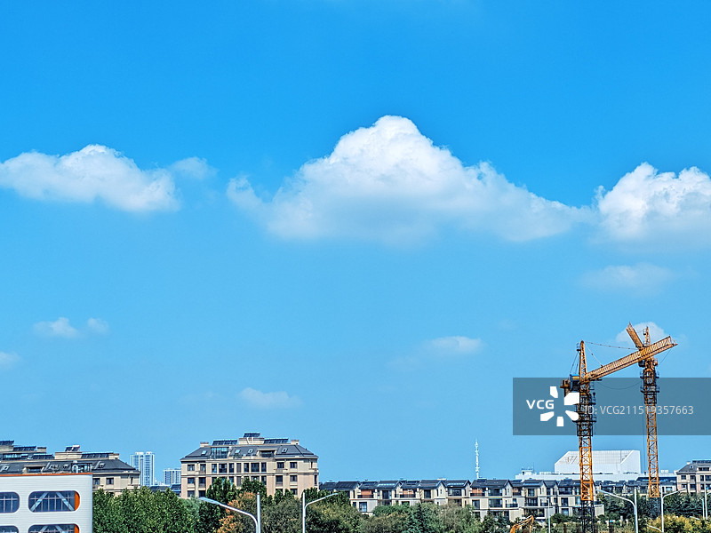 白露节气莒县沭东新区蓝天白云，心旷神怡图片素材