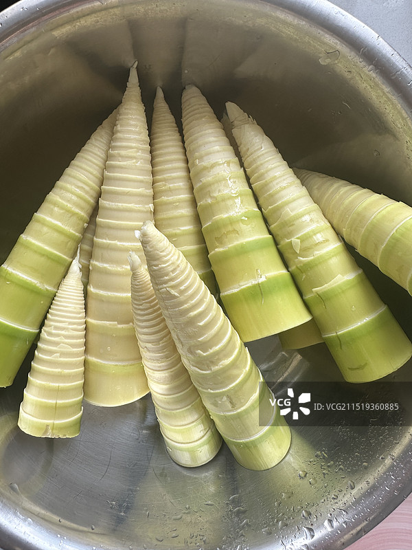 容器中竹笋的高角度视图图片素材