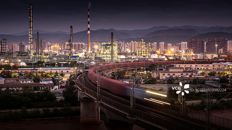 夜晚的西固工业区图片素材