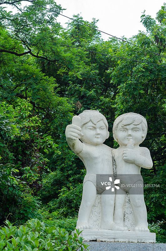 青岛崂山仰口景区门口的海尔兄弟雕塑图片素材