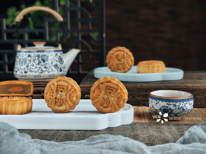 月饼与中式茶杯图片素材