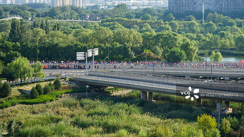 2024年9月22日太原马拉松，参赛者在滨河路上激情开跑图片素材