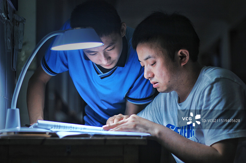 台灯下图片素材