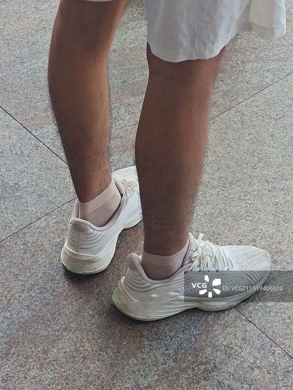 站在人行道上的人的低处图片素材