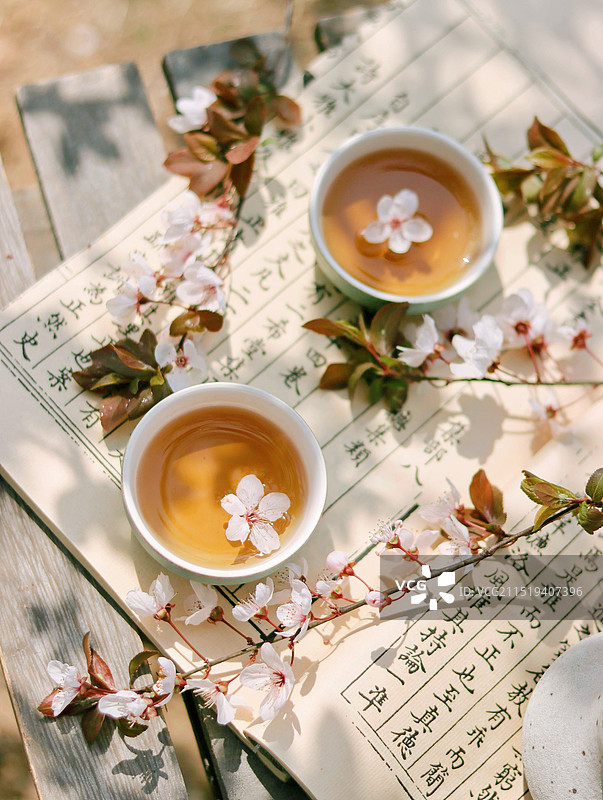 桌上茶的高角度视图图片素材