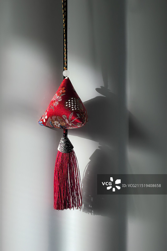 一缕晨光洒在暖气片上，照亮了一只小小的艾草香囊图片素材