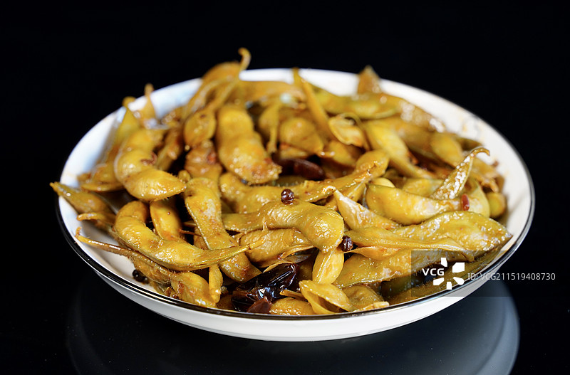 黑色背景下卤菜小吃毛豆图片素材
