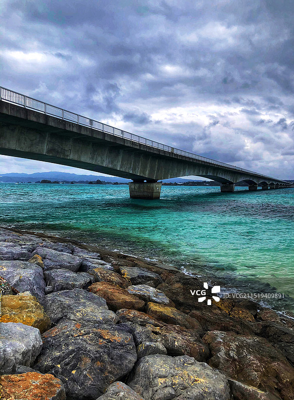 阴天的日本冲绳古宇利大桥图片素材