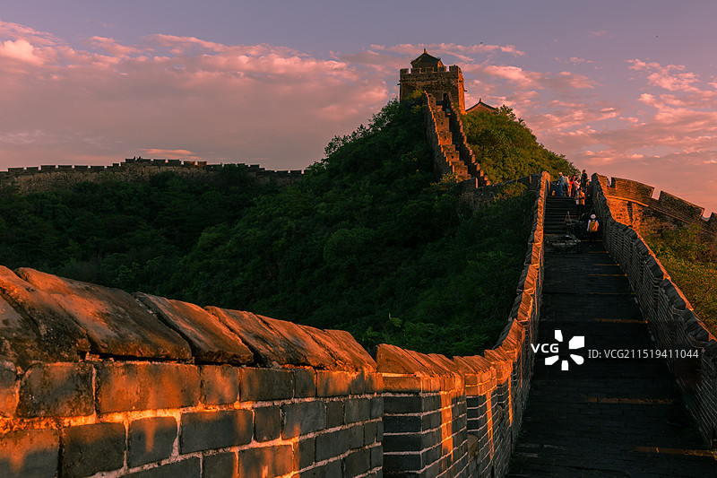 夕阳下的金山岭长城图片素材